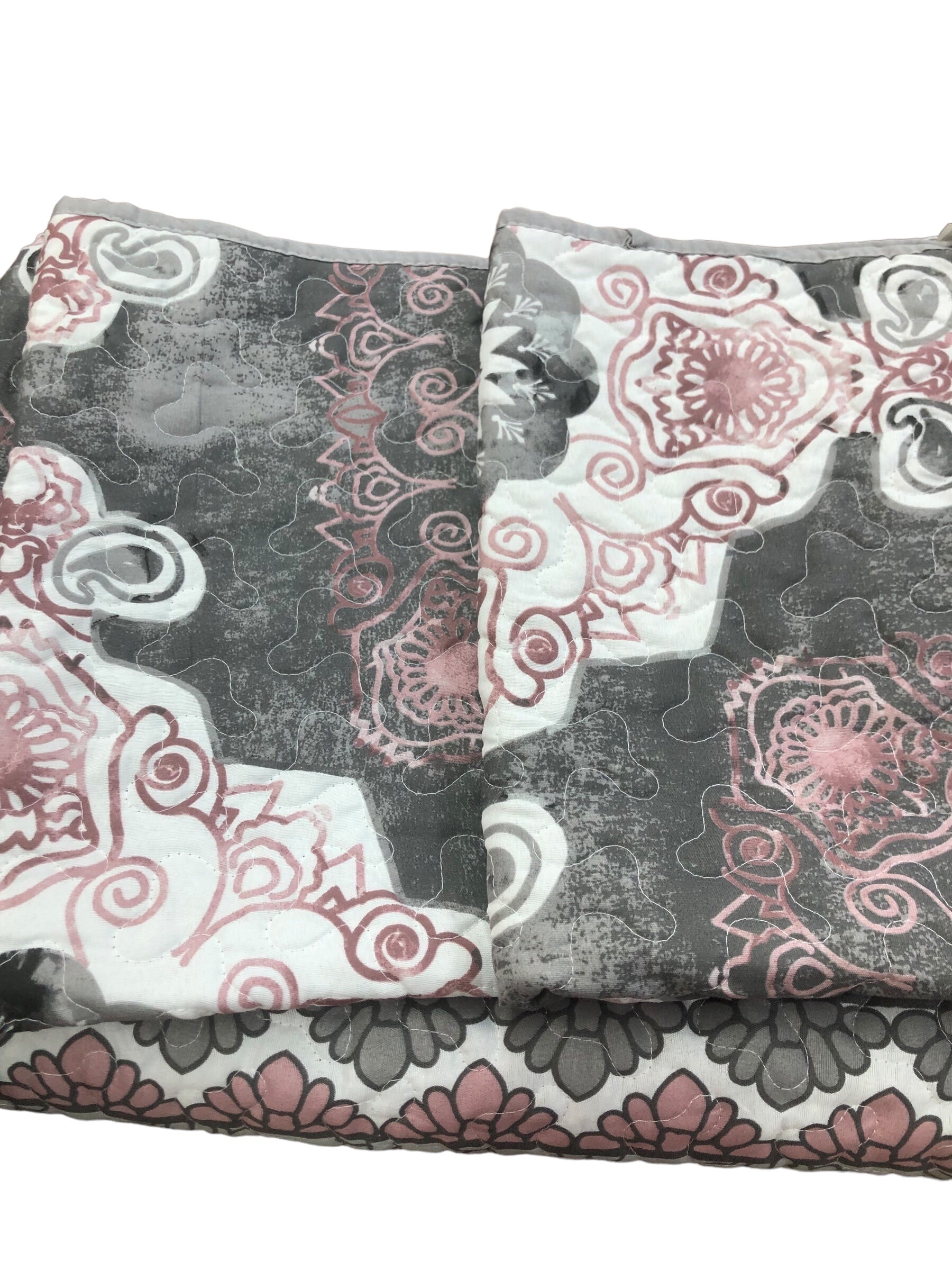 .Queen Quilt w/Shams/Pillow