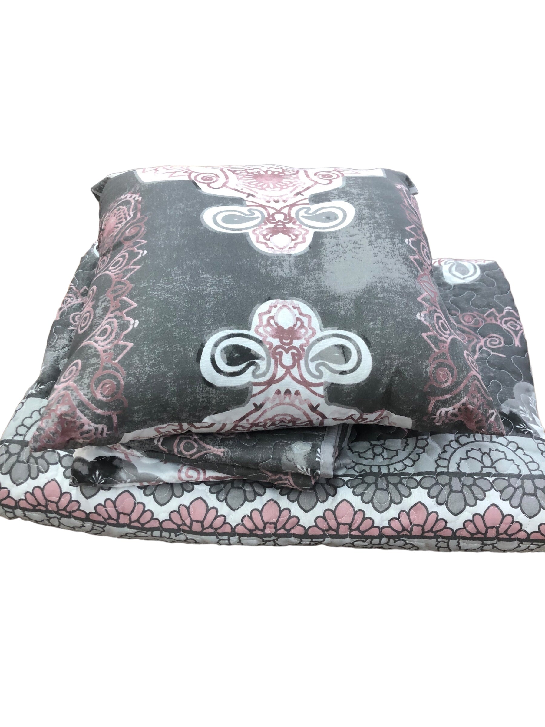 .Queen Quilt w/Shams/Pillow