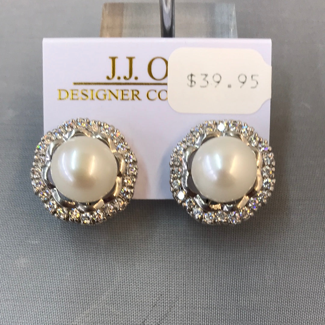 Pearl and crystal earring