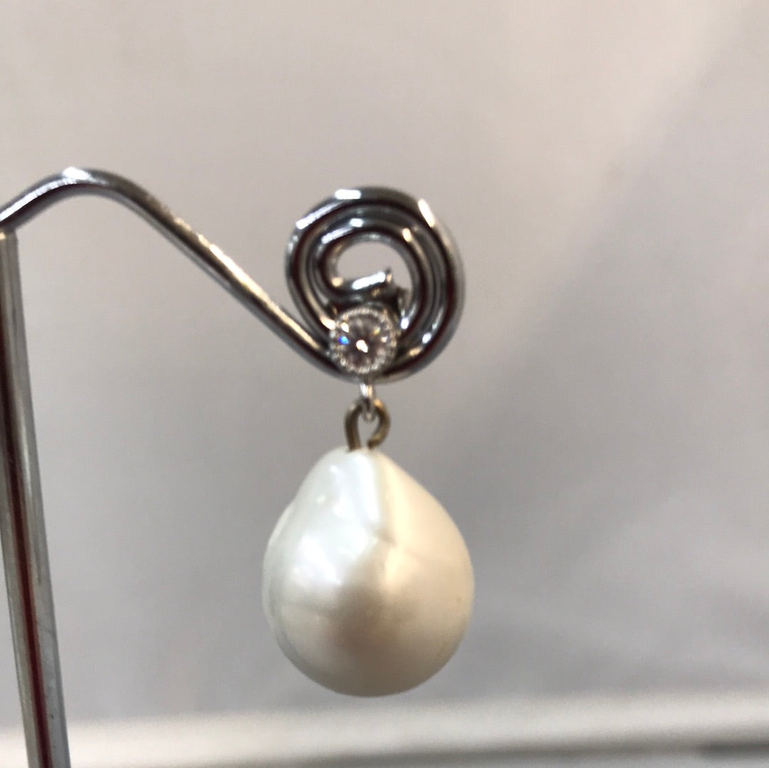 Drop pearl crystal stud earring